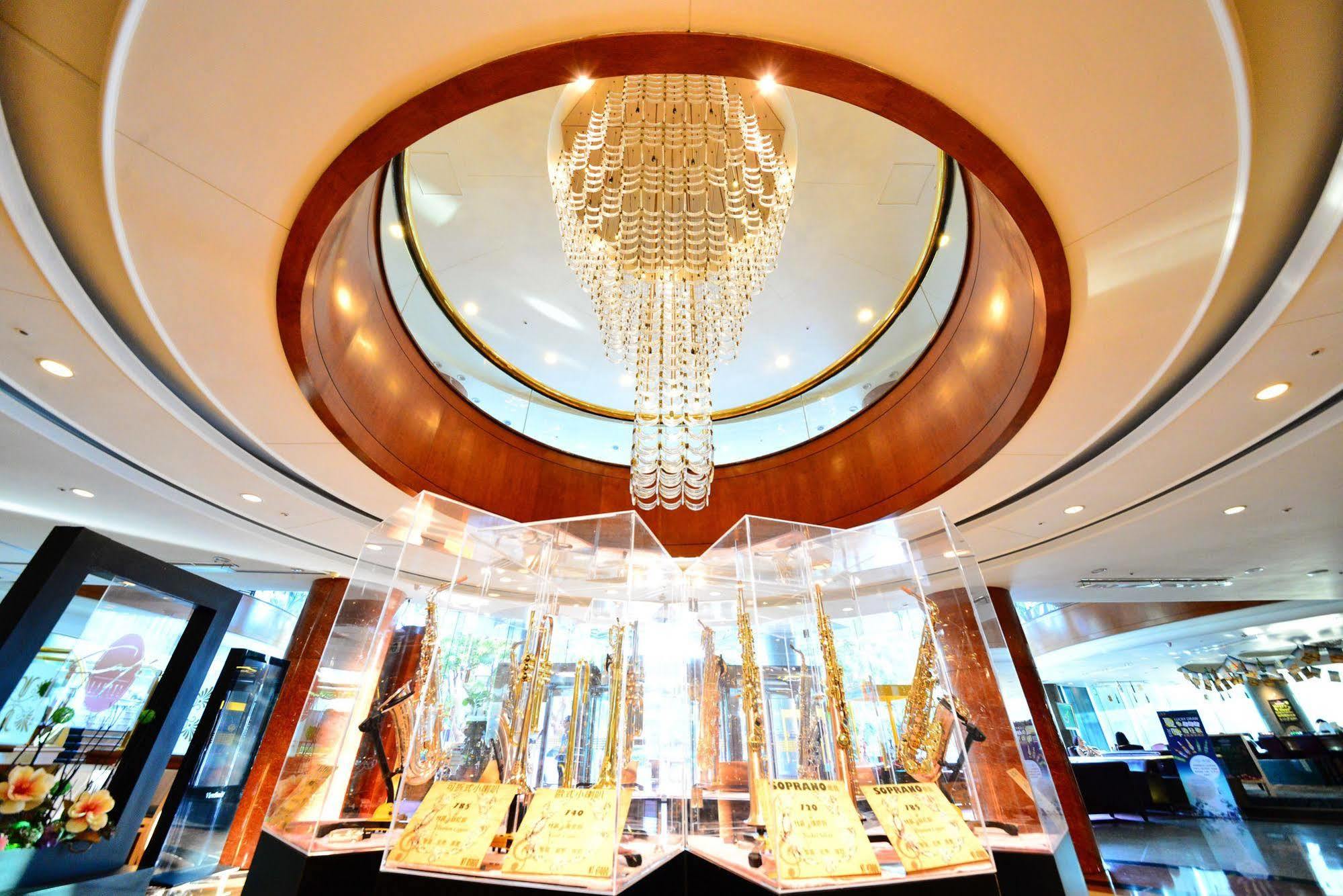 Evergreen Laurel Hotel - Taichung Esterno foto The photo depicts an elegant interior space, featuring a circular chandelier at the center that has a modern design with hanging elements. The ceiling has a smooth, light-colored finish surrounding the chandelier, enhancing the ambiance. Below, there