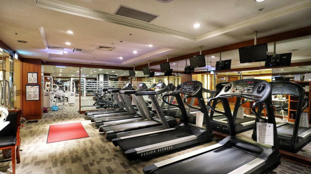 Evergreen Laurel Hotel - Taichung Esterno foto The photo shows a gym environment featuring several treadmills lined up in a row. The space has a bright and modern design with adequate lighting. In the background, various exercise machines and weights are visible, suggesting a well-equipped workou