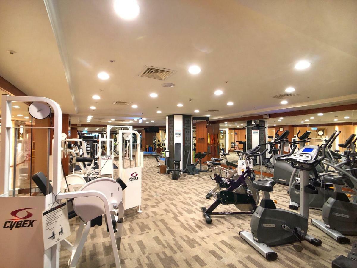 Evergreen Laurel Hotel - Taichung Esterno foto The photo shows a spacious gym interior equipped with various exercise machines. There are cardio machines like stationary bikes and elliptical trainers, as well as strength training equipment such as weight machines. The gym has a clean and modern d